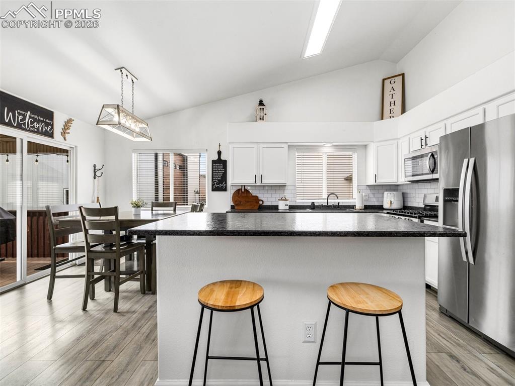 Image 7 of 31: Kitchen