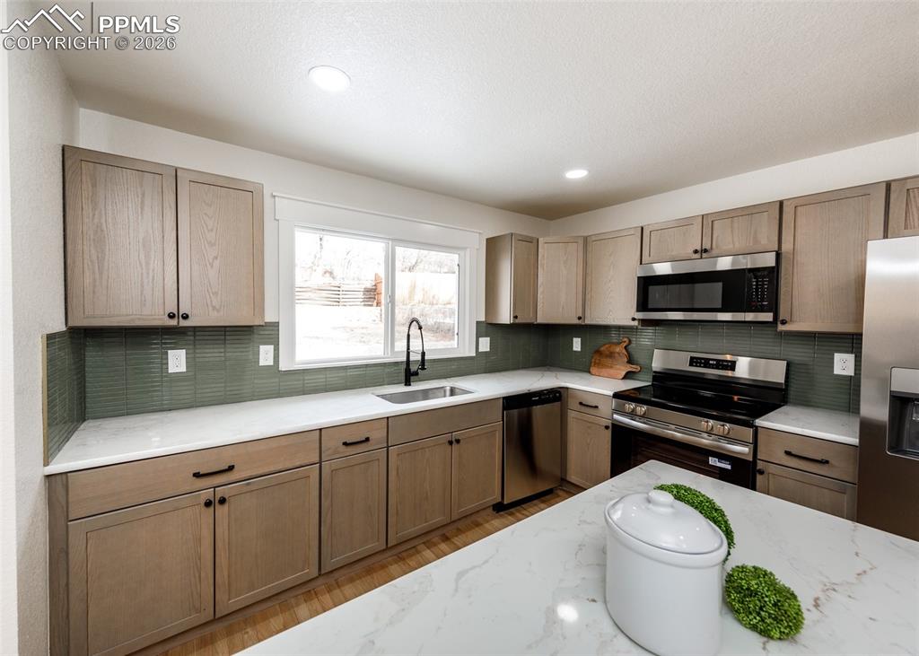 Image 20 of 50: Kitchen