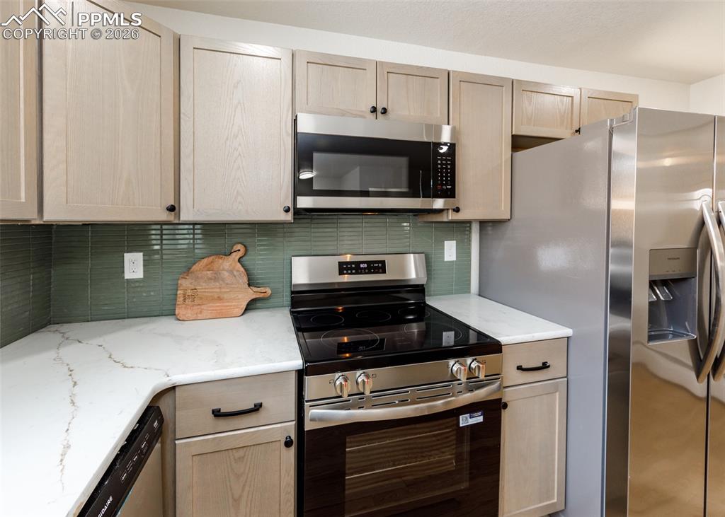 Image 21 of 50: Kitchen