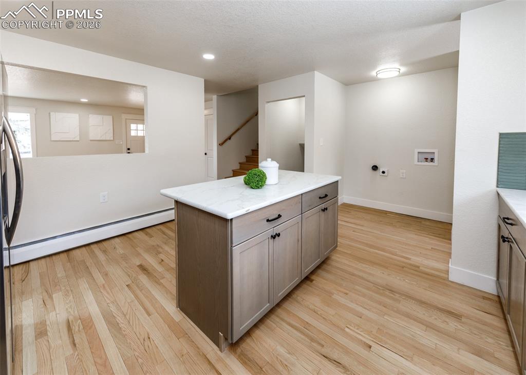 Image 22 of 50: Kitchen Island 