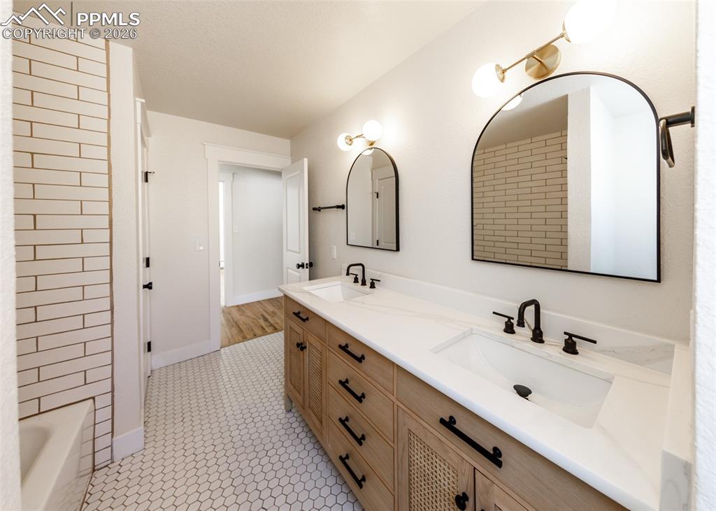 Image 29 of 50: Bathroom