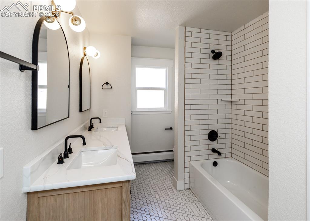 Image 30 of 50: Bathroom