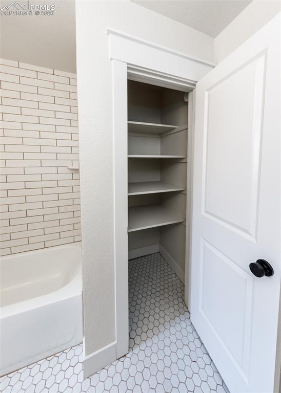 Image 33 of 50: Closet