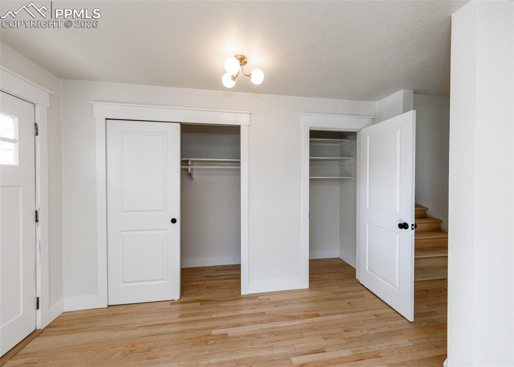 Image 7 of 50: Bedroom