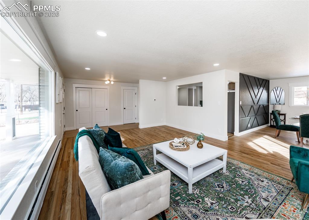 Image 8 of 50: Living Room