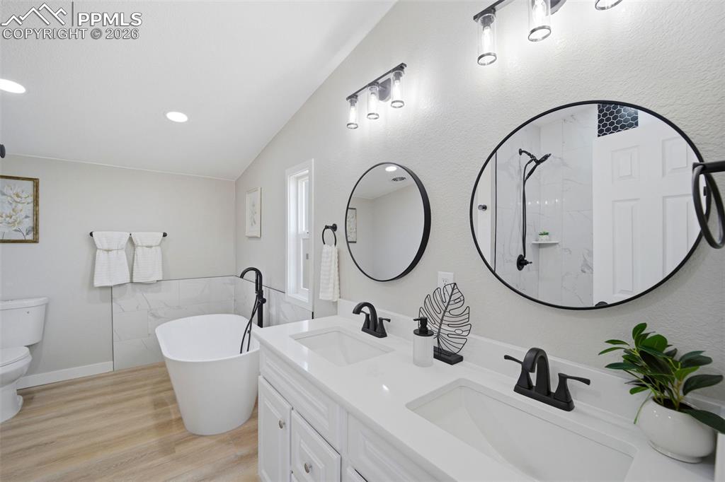 Image 14 of 45: Bathroom