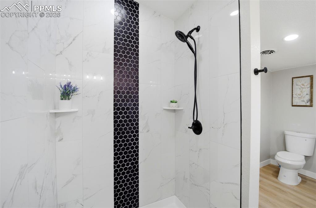 Image 17 of 45: Bathroom