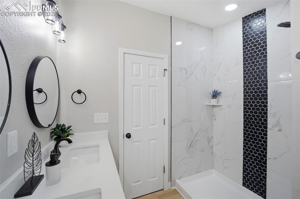 Image 18 of 45: Bathroom