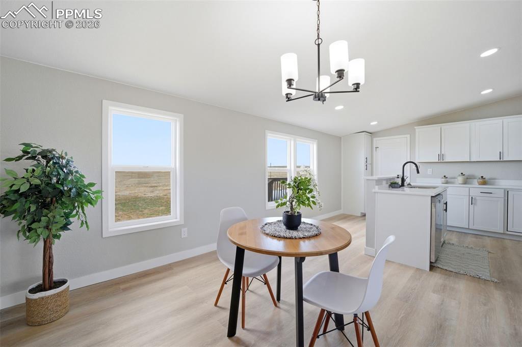 Image 19 of 45: Dining Area