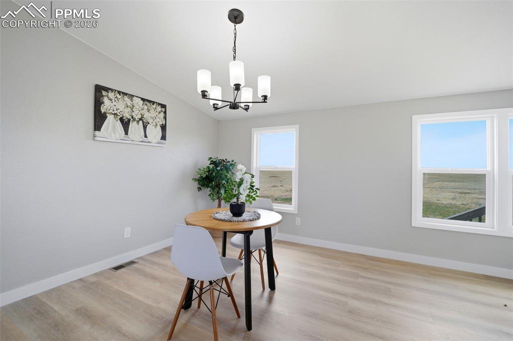 Image 20 of 45: Dining Area