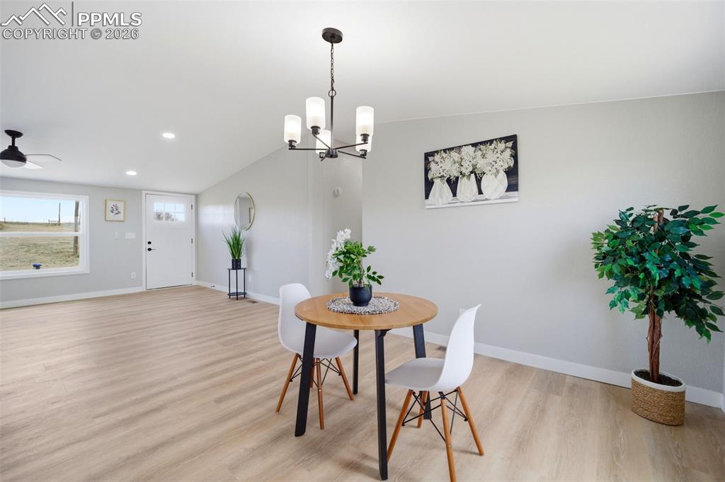 Image 21 of 45: Dining Area