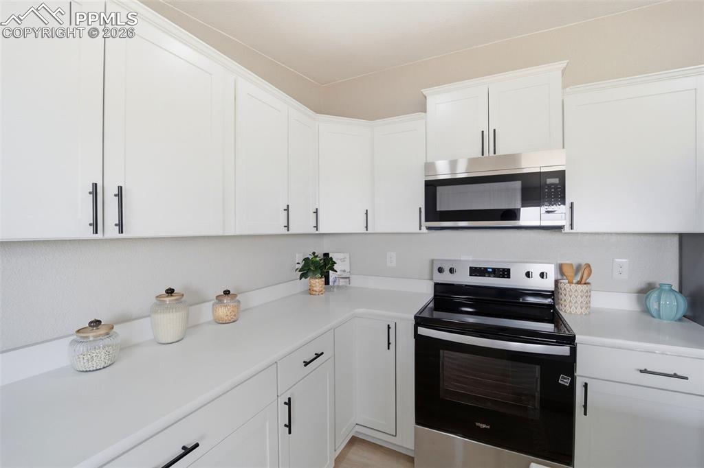 Image 25 of 45: Kitchen