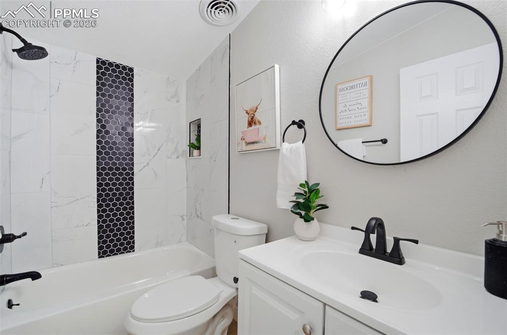 Image 28 of 45: Bathroom