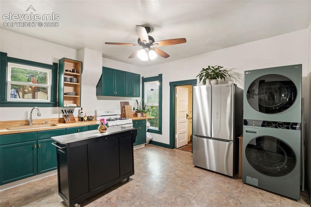 Image 17 of 34: Kitchen