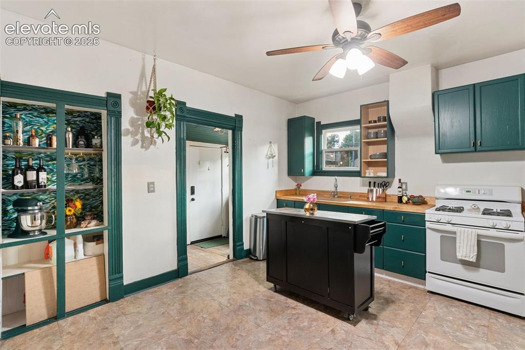 Image 18 of 34: Kitchen