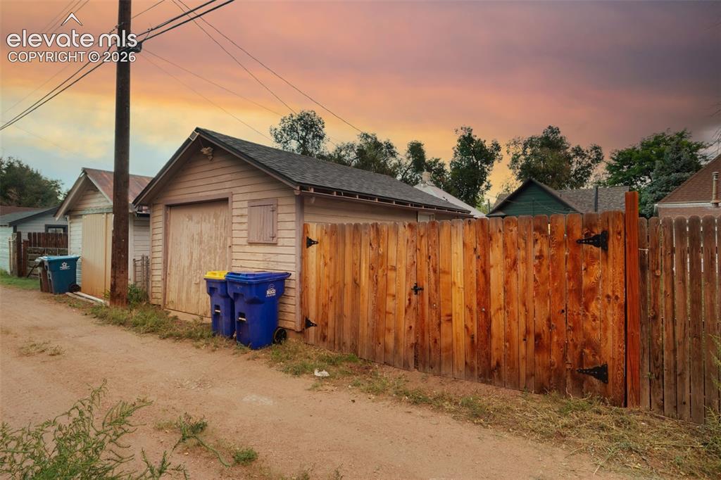 Image 34 of 34: Garage