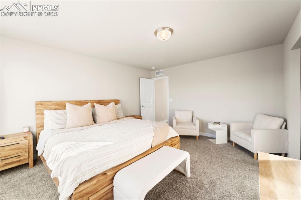 Image 10 of 21: Bedroom