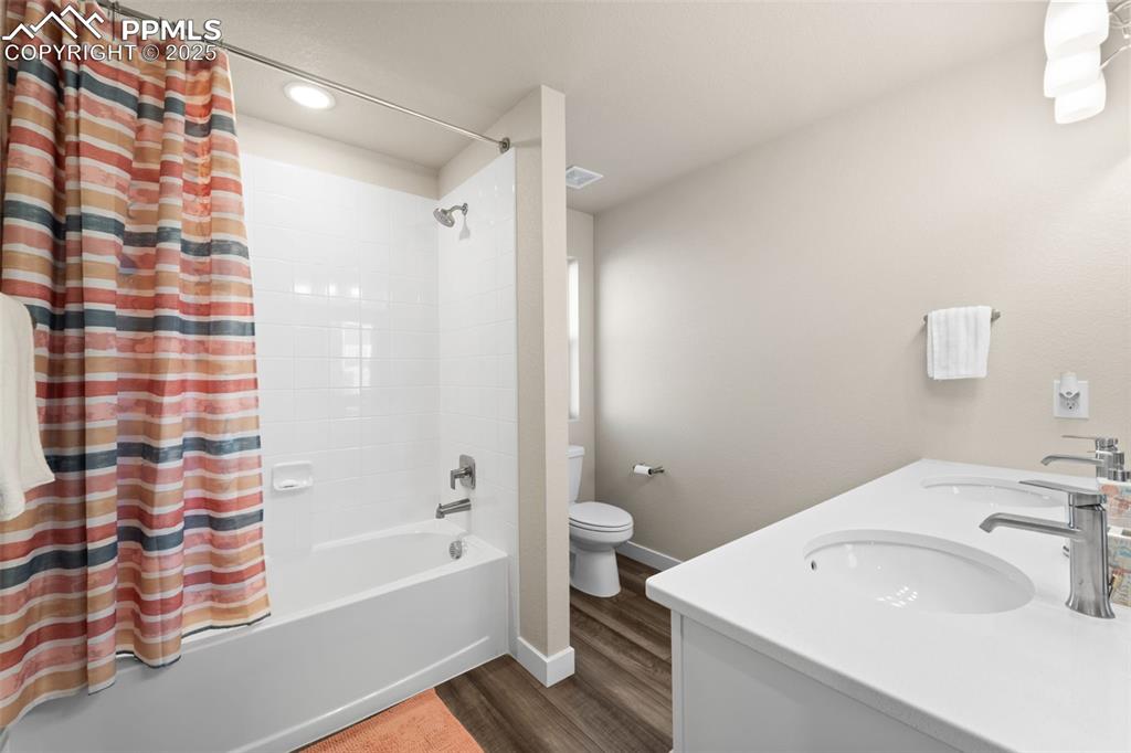 Image 15 of 21: Bathroom