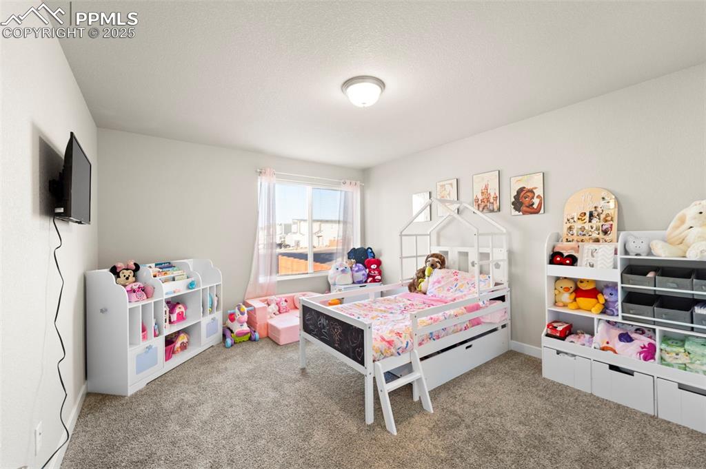 Image 16 of 21: Bedroom