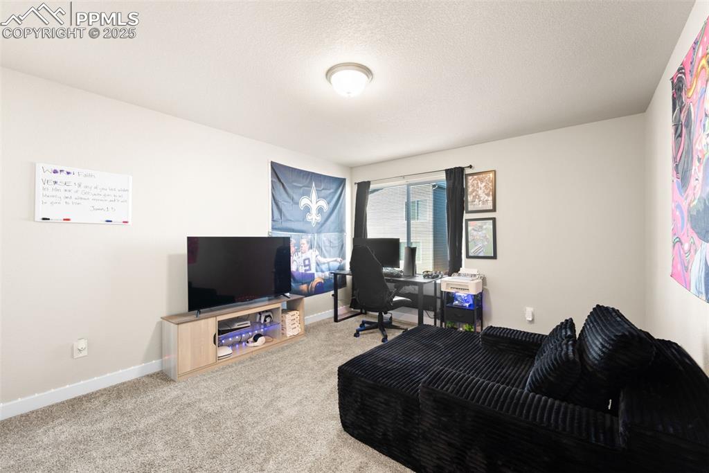 Image 17 of 21: Office