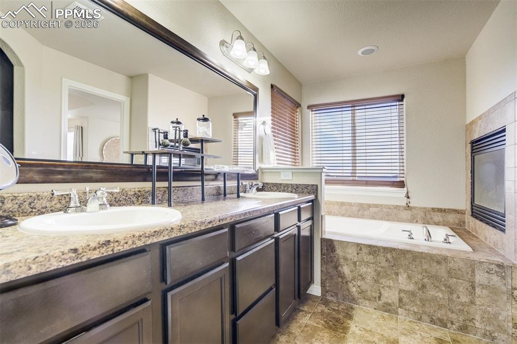 Image 32 of 49: Dual sinks with great counter space. 