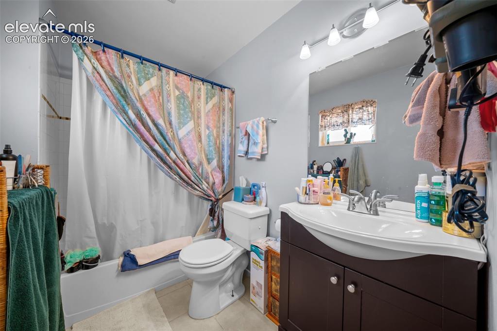 Image 14 of 21: Bathroom