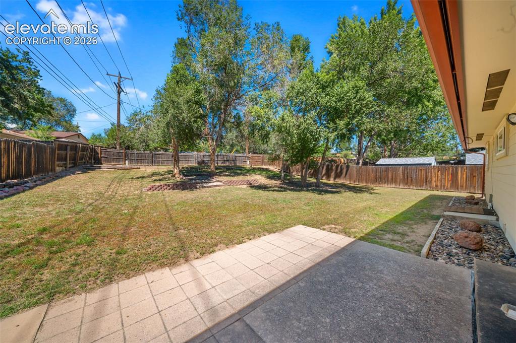 Image 16 of 21: Yard
