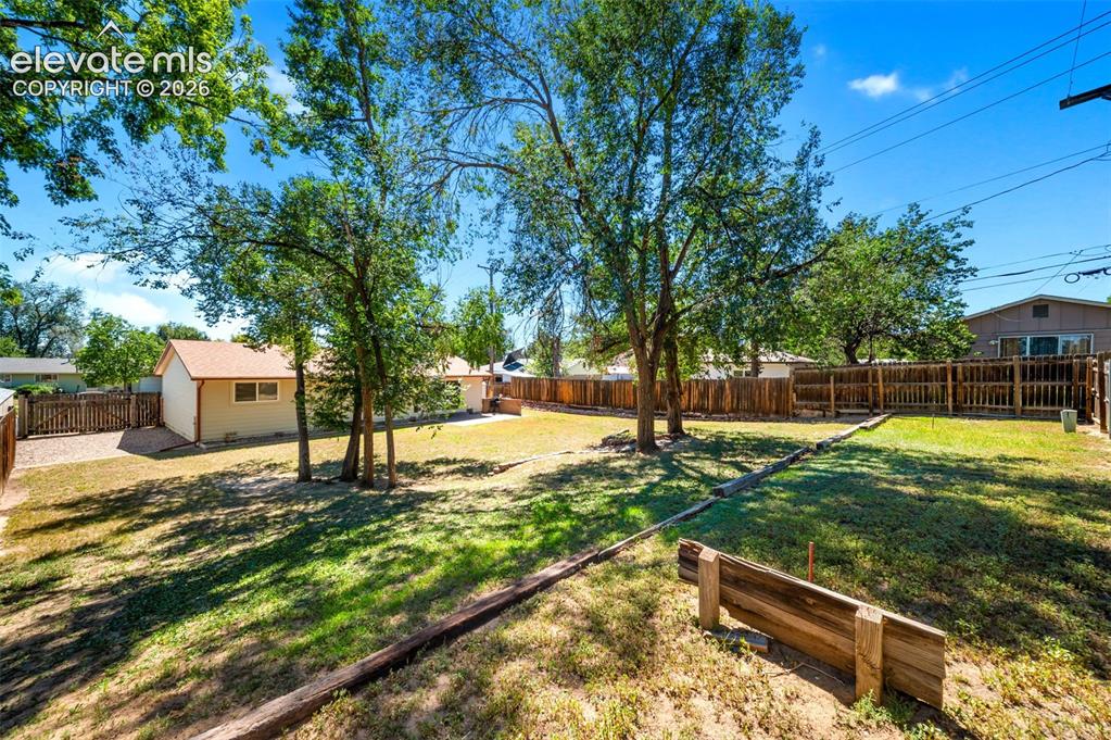 Image 19 of 21: Yard