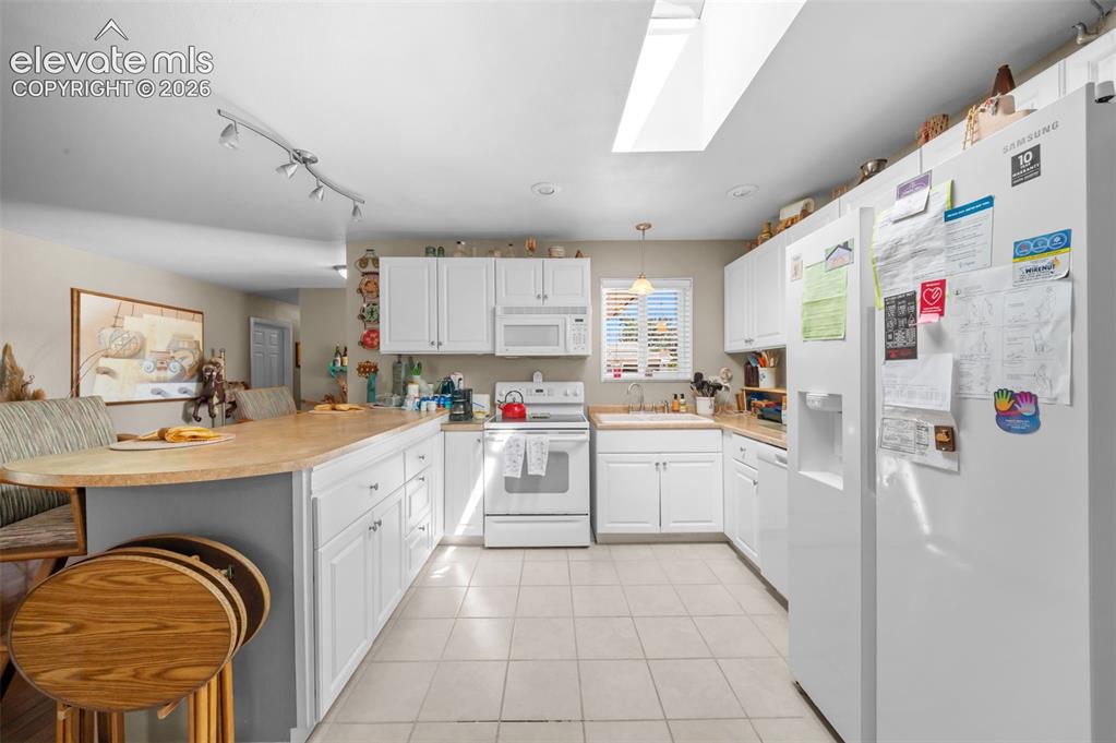 Image 9 of 21: Kitchen