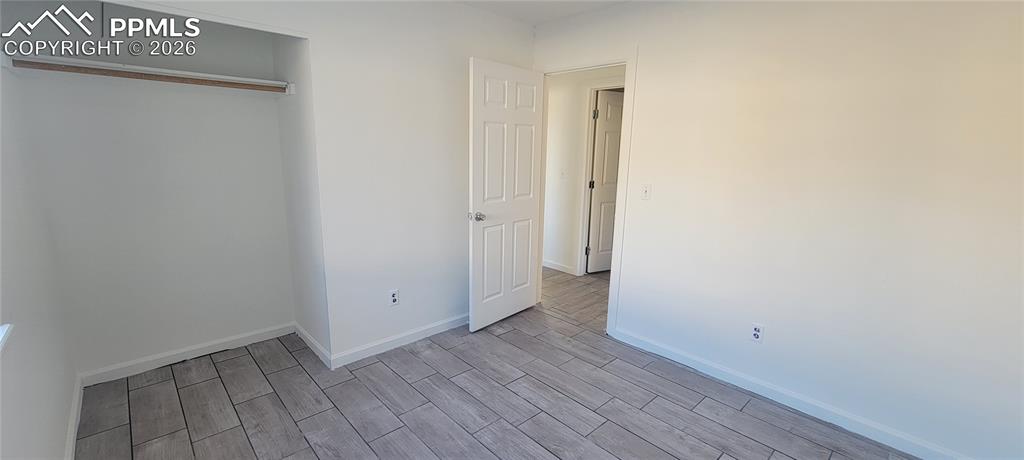 Image 11 of 12: Bedroom