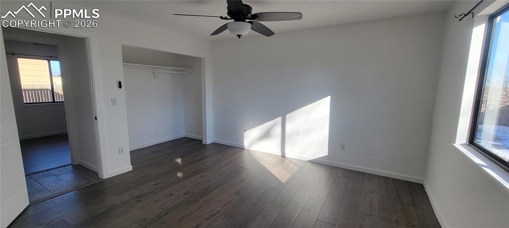 Image 9 of 12: Bedroom