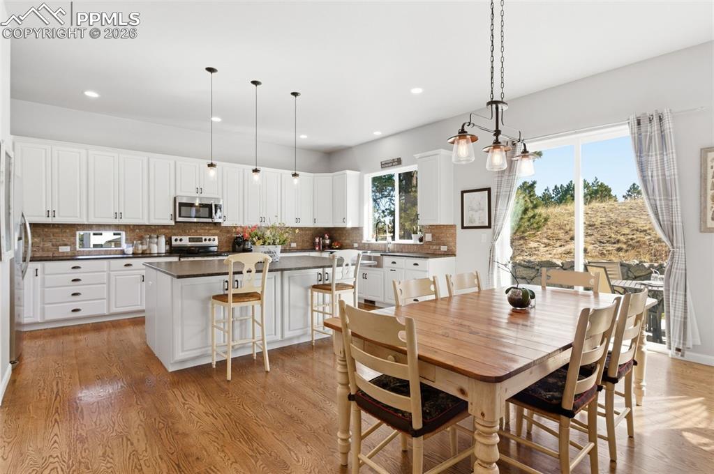 Image 16 of 43: Dining Area