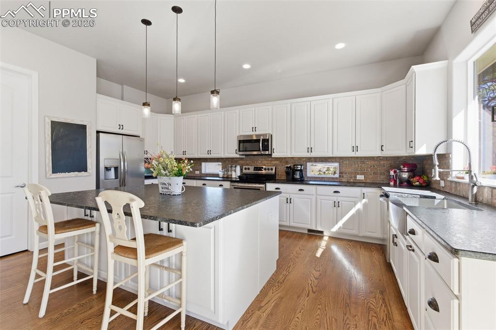 Image 18 of 43: Kitchen