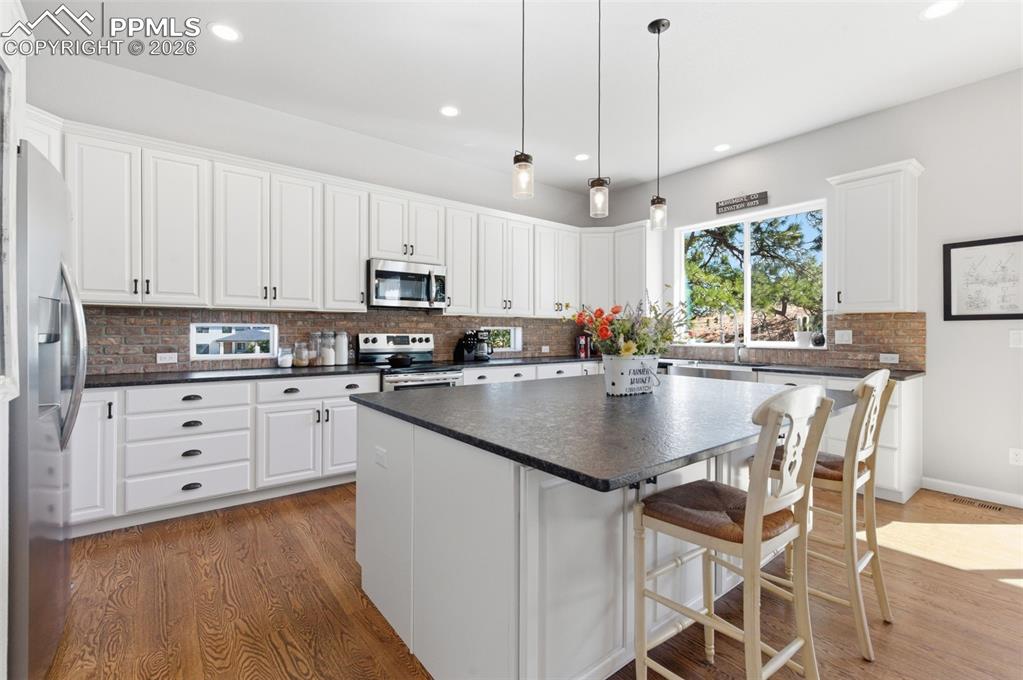 Image 19 of 43: Kitchen