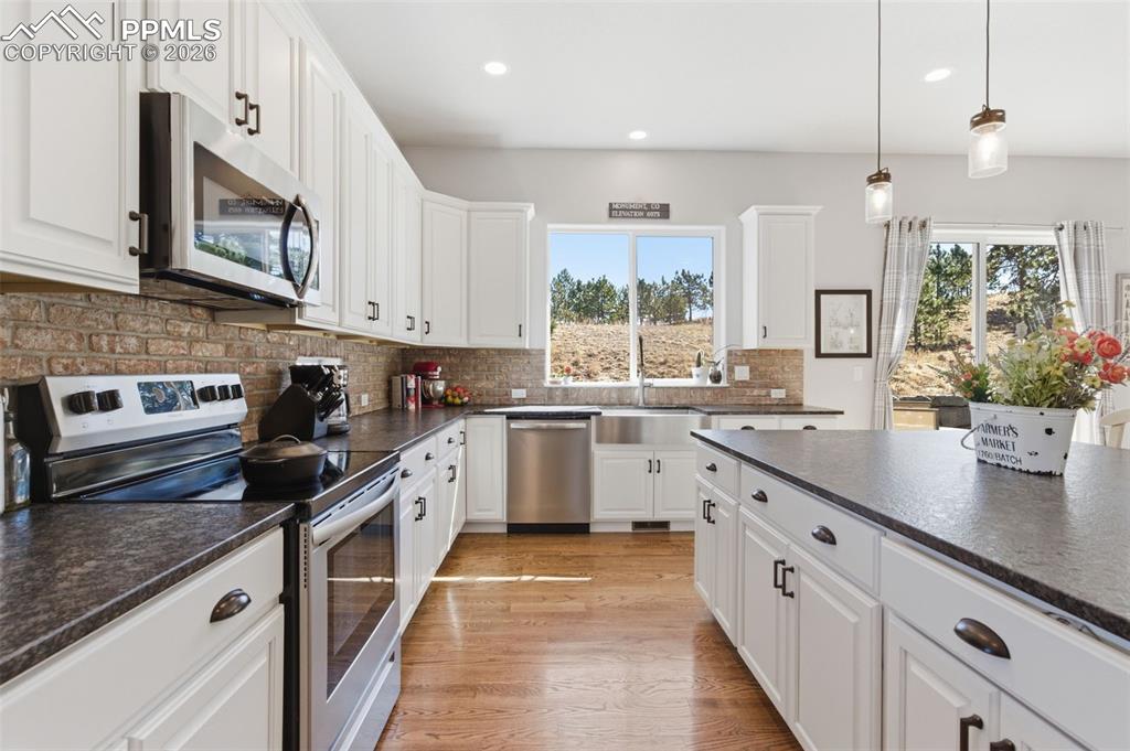 Image 20 of 43: Kitchen