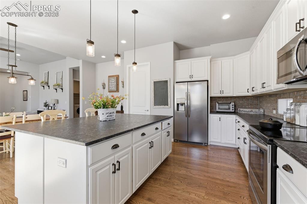 Image 21 of 43: Kitchen