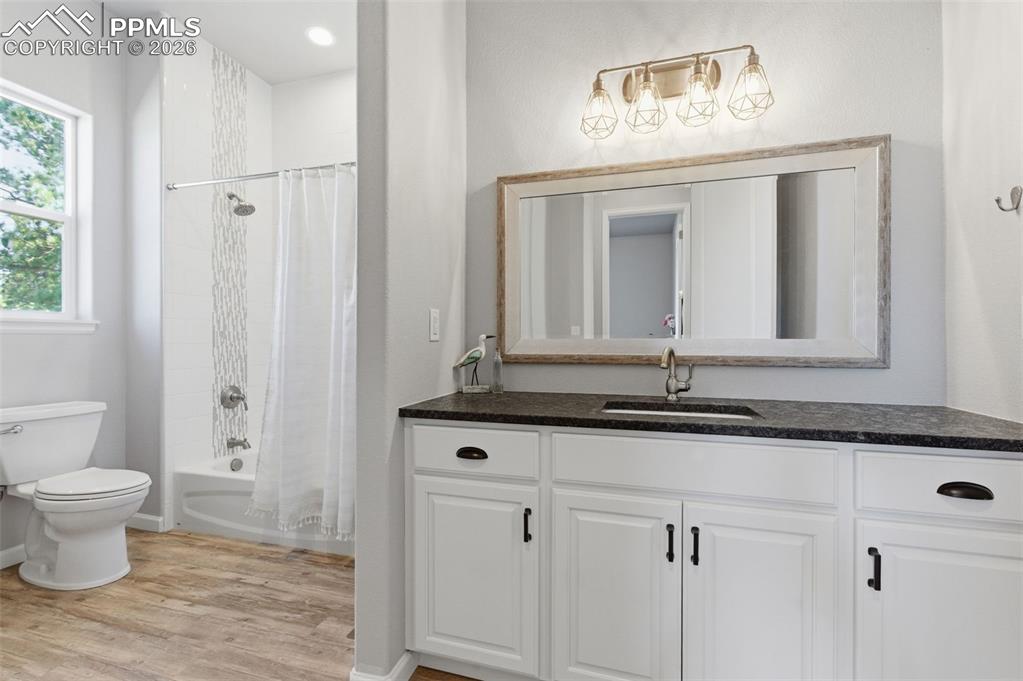 Image 33 of 43: Bathroom