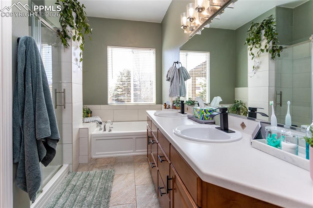 Image 14 of 35: Separate Tub & Shower!  