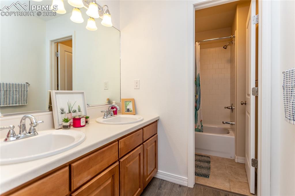 Image 18 of 35: Upstairs Full Bathroom