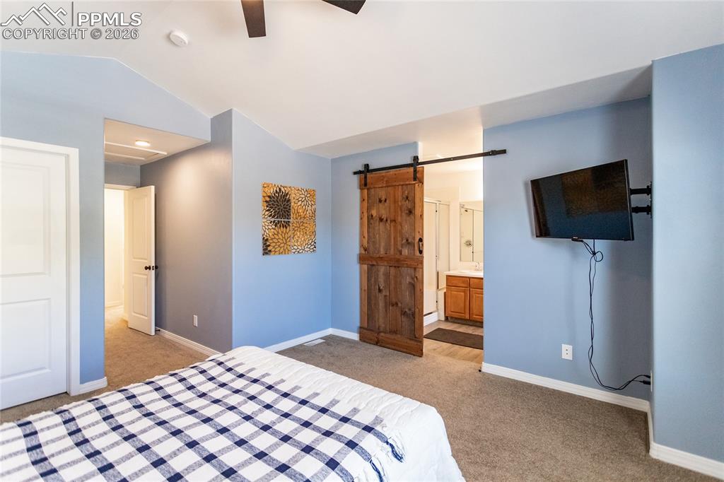 Image 20 of 35: Junior Master Suite