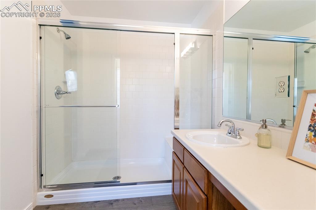 Image 21 of 35: Ensuite Private Bathroom w/ Junior Ste.