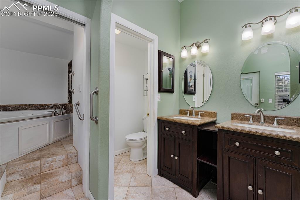 Image 17 of 37: Bathroom