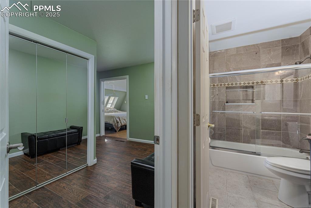 Image 20 of 37: Bathroom