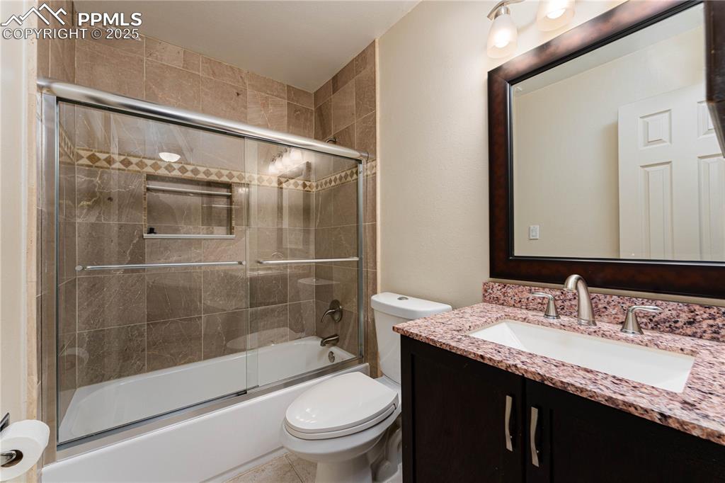 Image 22 of 37: Bathroom