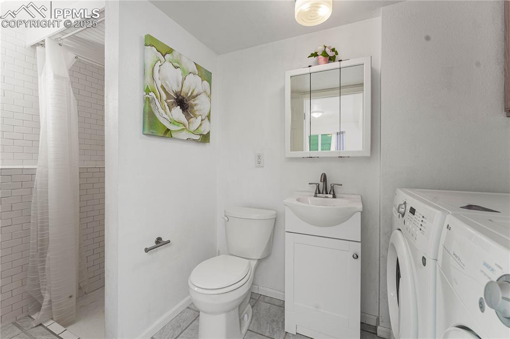 Image 25 of 37: Bathroom