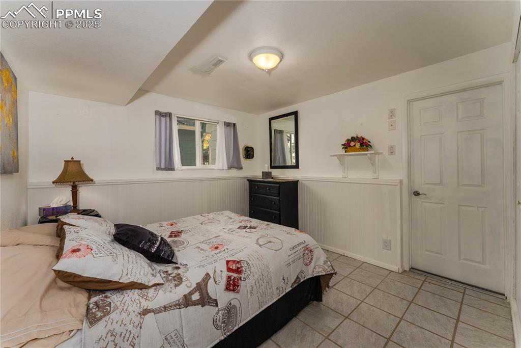 Image 26 of 37: Bedroom