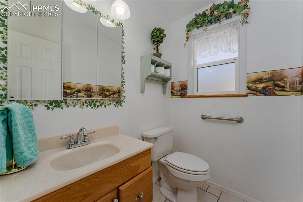 Image 27 of 37: Bathroom