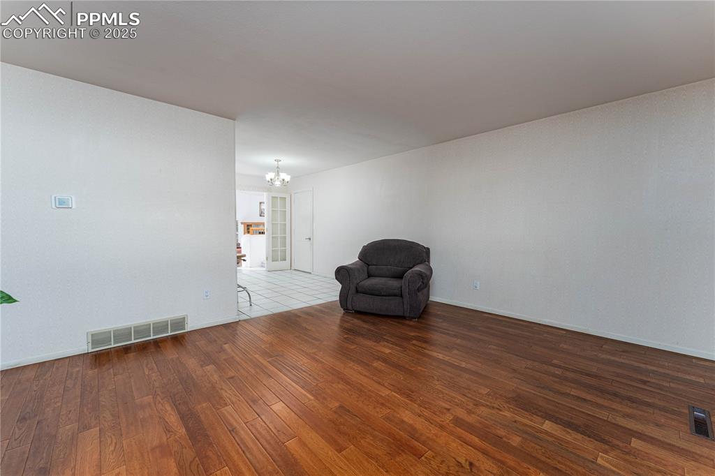 Image 35 of 37: Sitting Room