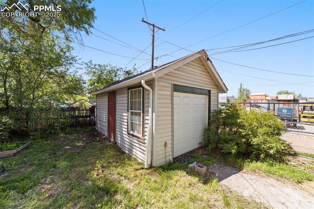 Image 23 of 31: View of detached garage