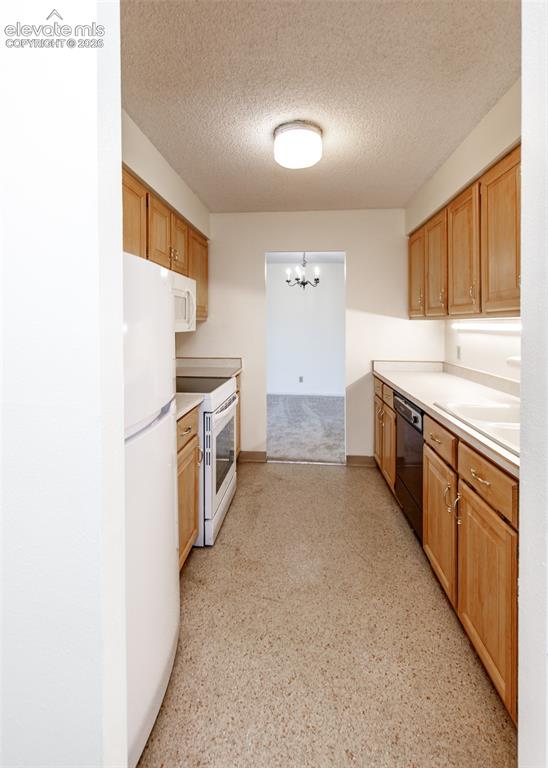 Image 10 of 39: Kitchen